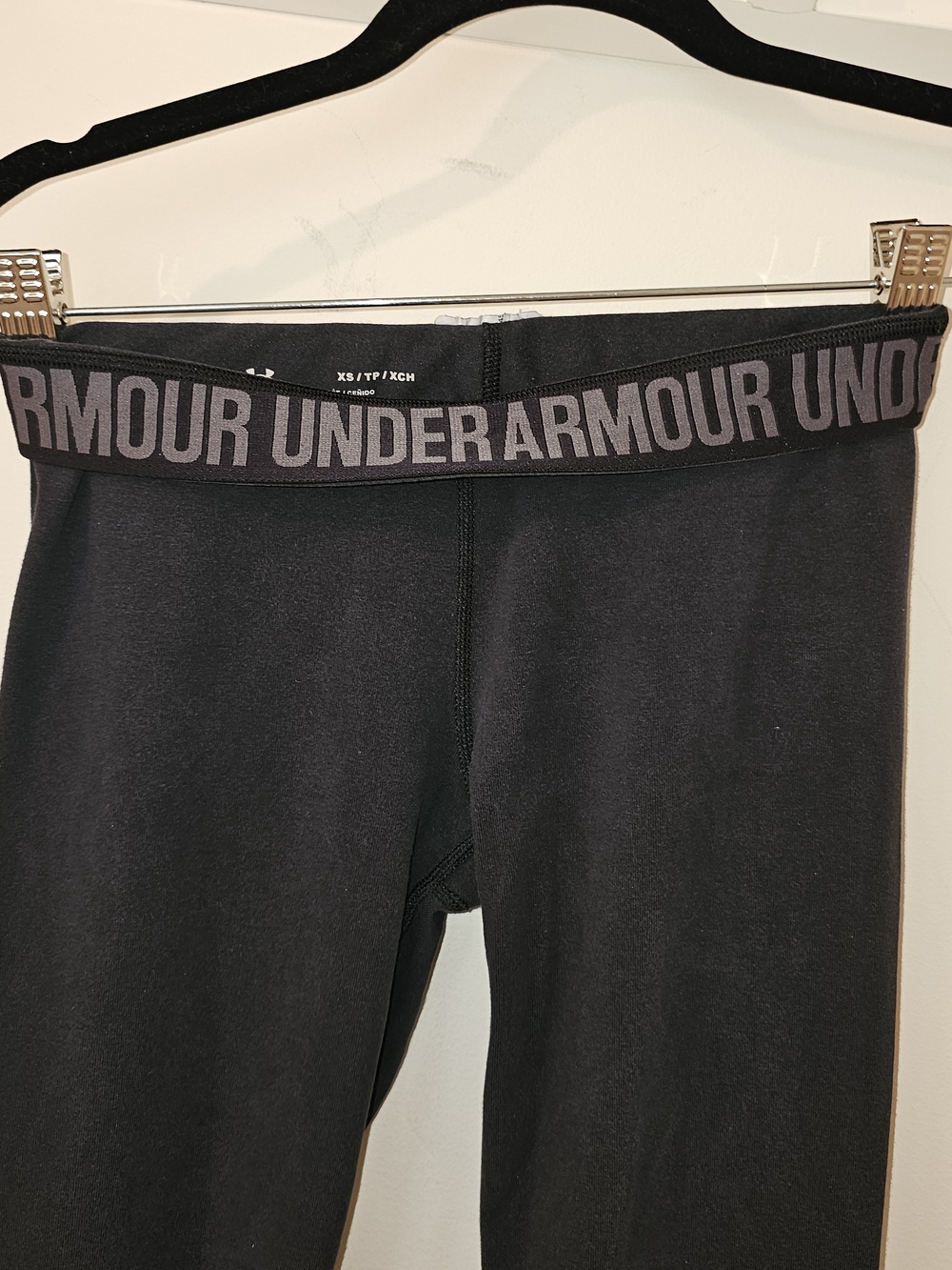 Under Armour Women's Size XS Black and Gray Performance Compression Leggings